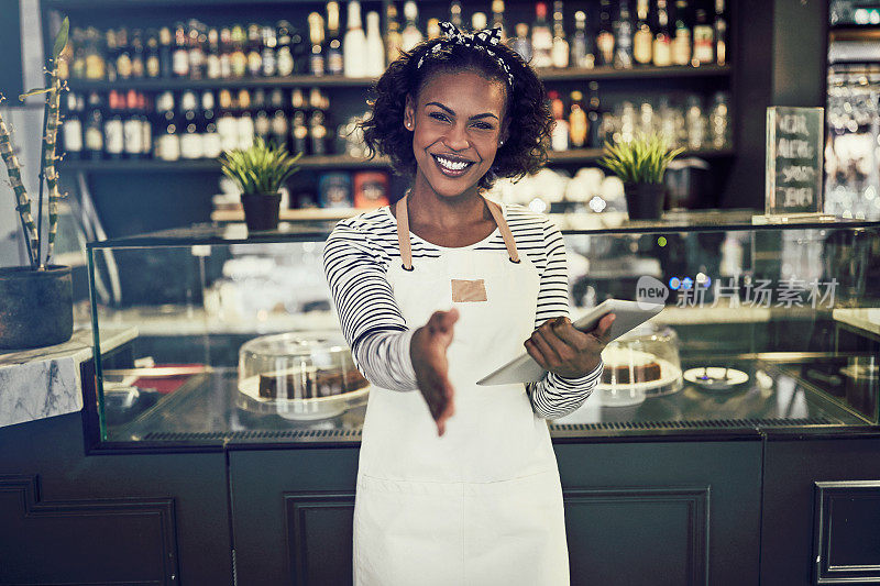 欢迎非洲企业家站在她的咖啡馆