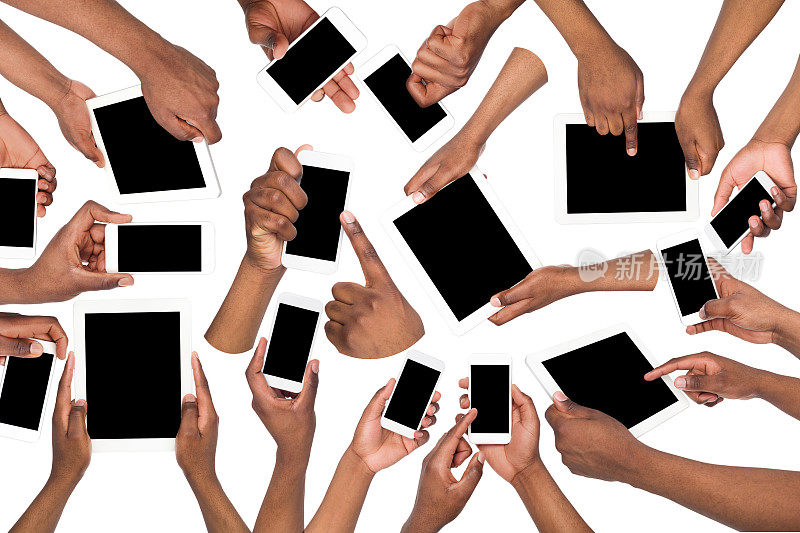 黑人男性双手指向，手持手机和平板电脑