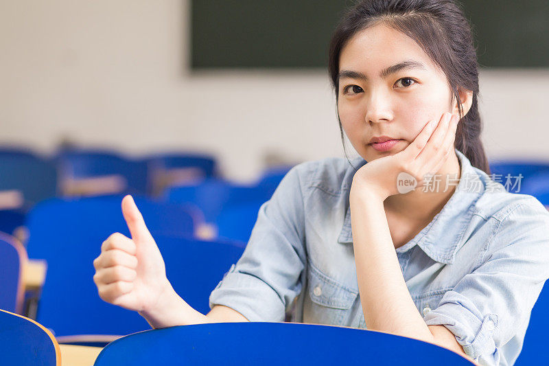 教室里的女学生竖起大拇指