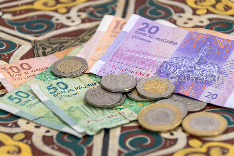 摩洛哥货币-迪拉姆硬币和纸币在桌子上
