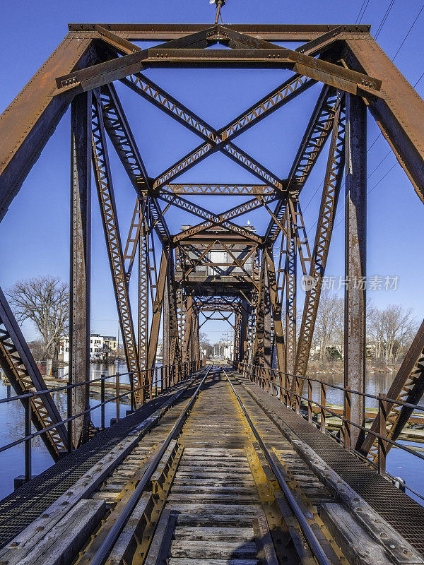 晨曦中锈迹斑斑的铁路高架桥