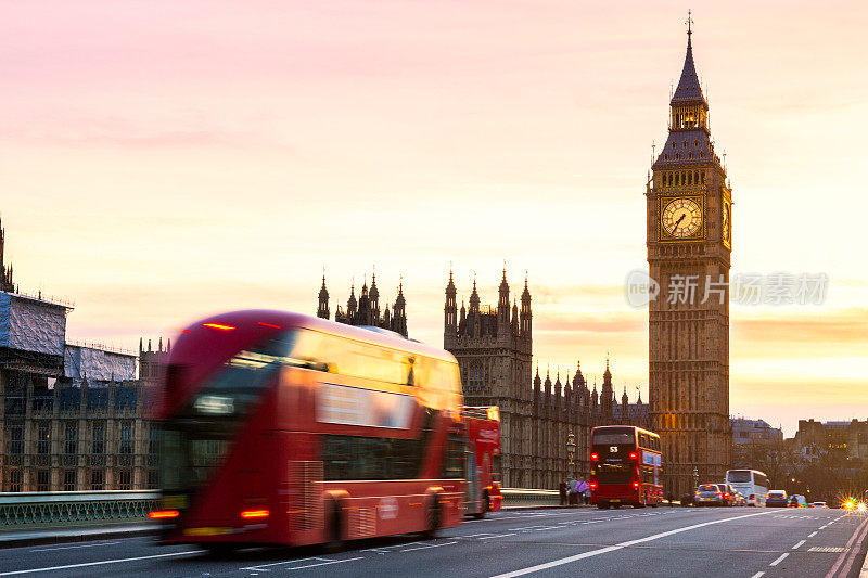 伦敦,英国。红色巴士开动，大本钟，威斯敏斯特宫。英国的标志