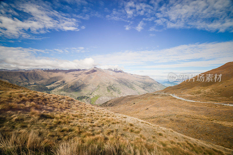 在新西兰，山谷被褐色的草覆盖着