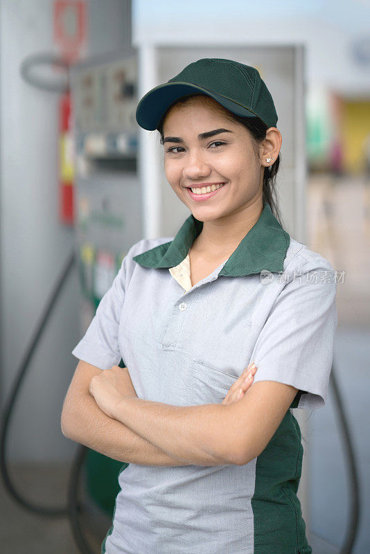 在加油站工作的女服务员