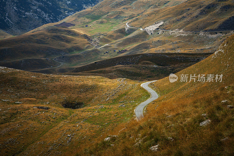 山路穿过山谷