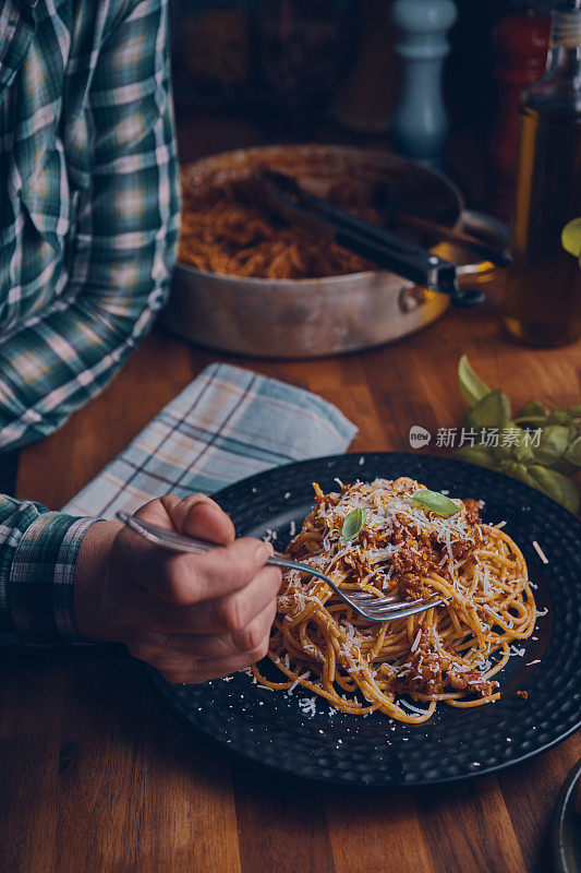 自制的意大利肉酱面装在盘子里