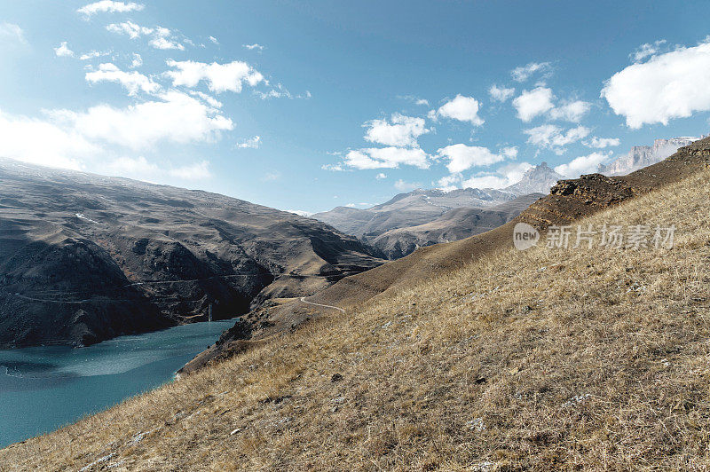 景观的高山湖泊。以史诗岩为背景的天然高储层。北高加索地区。俄罗斯。Bylhum村