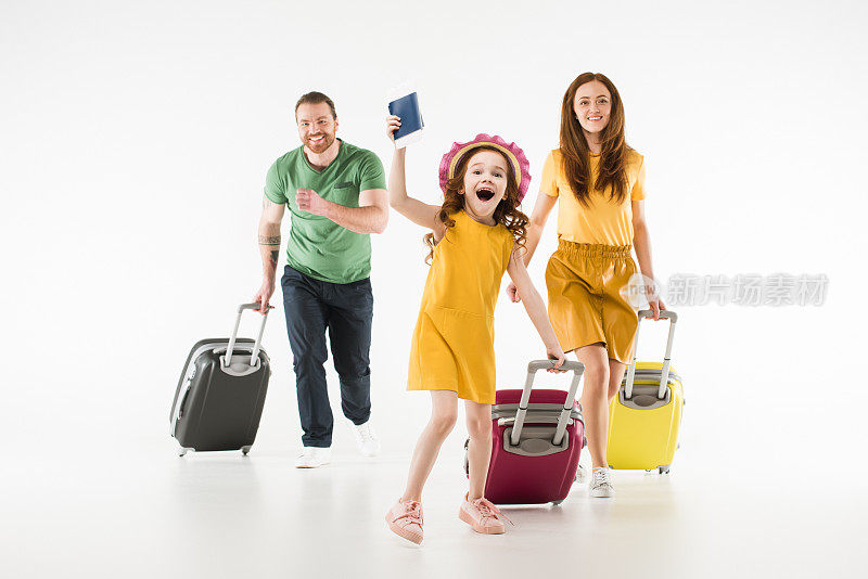 快乐奔跑的家庭，手提箱孤立的白色，旅行的概念