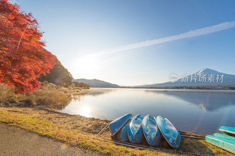 富士山川口湖的皮划艇