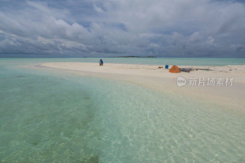 游客们，在马尔代夫的Maffushi岛附近的沙滩上的年长妇女喜欢有很多垃圾的鹿