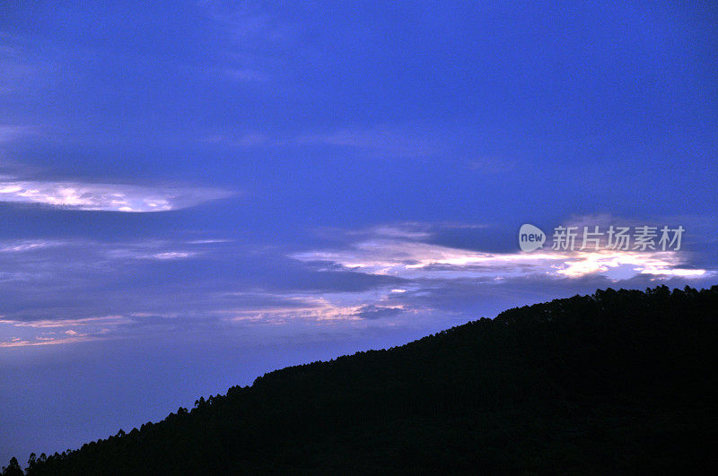 夕阳中的龙泉山