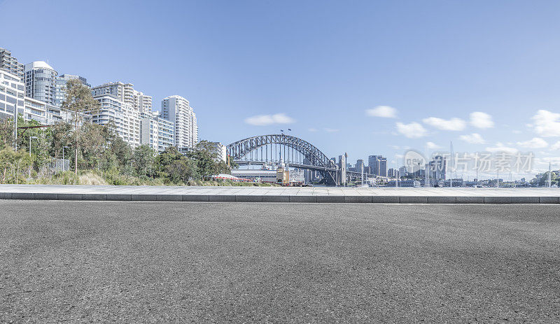 以悉尼海港大桥为背景的悉尼城市道路