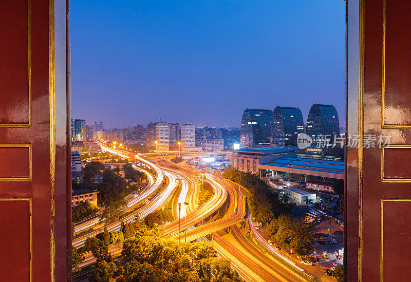 打开大门，看到繁华都市的天际线夜景