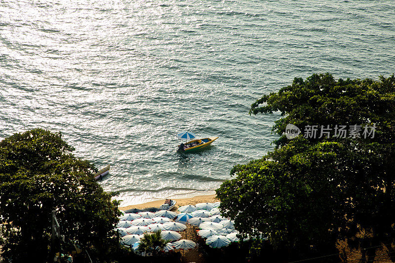 在泰国芭堤雅，可以欣赏到海景和阳光明媚的海滩