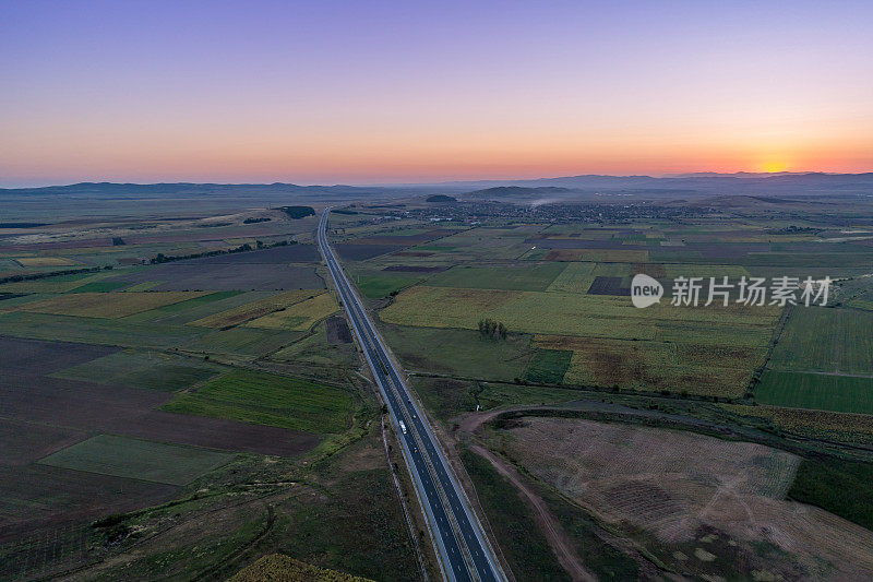 美丽的夕阳在特拉基亚高速公路在保加利亚鸟瞰图