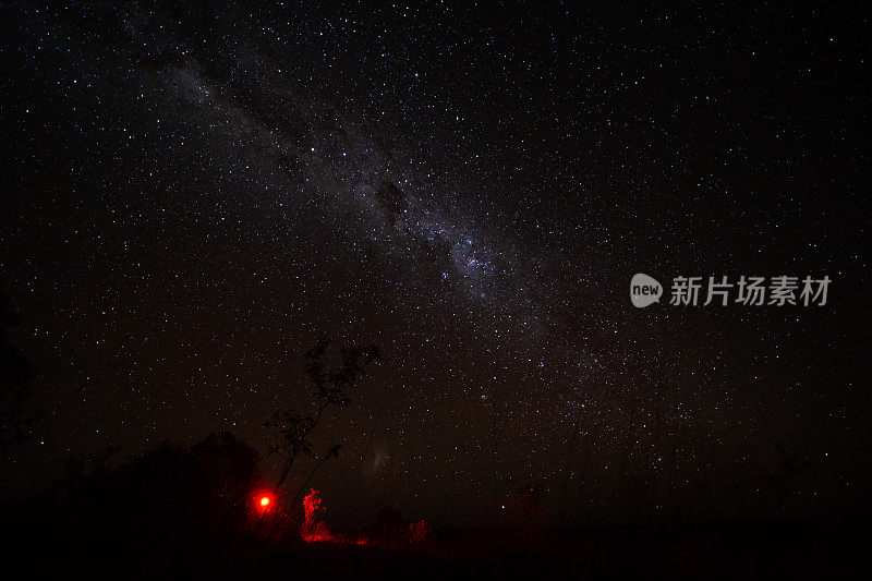 银河里明亮的星星在没有月亮的黑暗夜晚闪闪发光