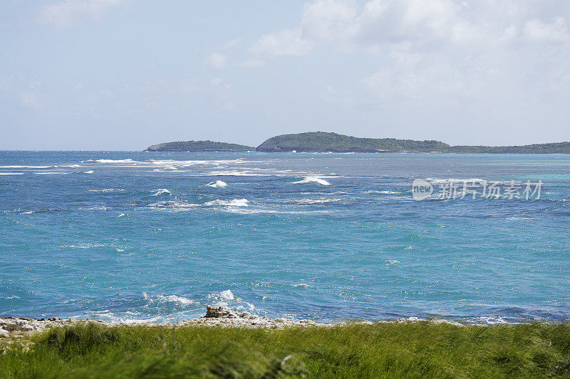 加勒比海滩上的海浪