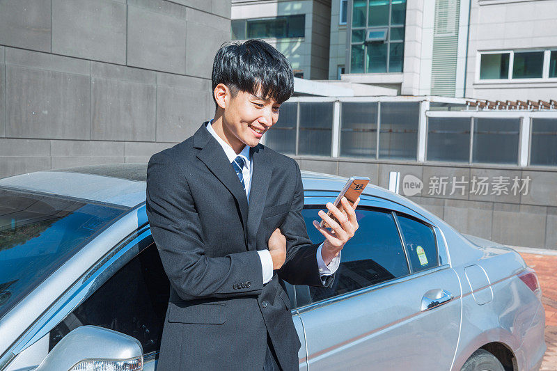 韩语，男人，汽车，智能手机，汽车保险，早餐，微笑，高峰时间(主题)