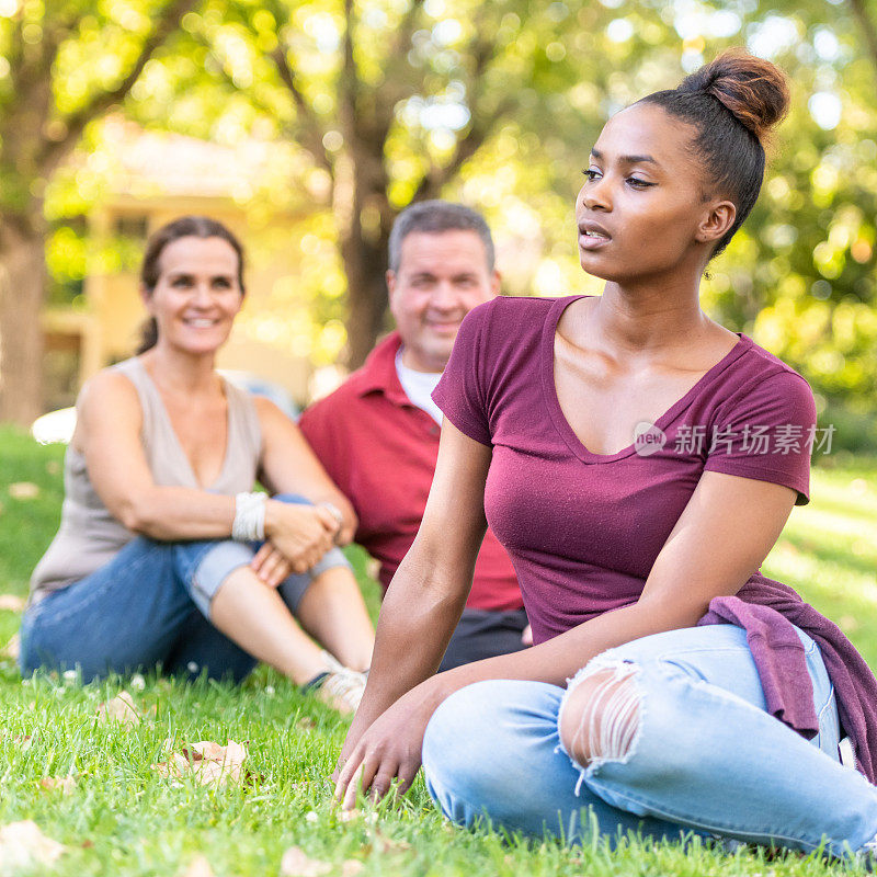 一对成熟的白人夫妇和他们的黑人养女合影