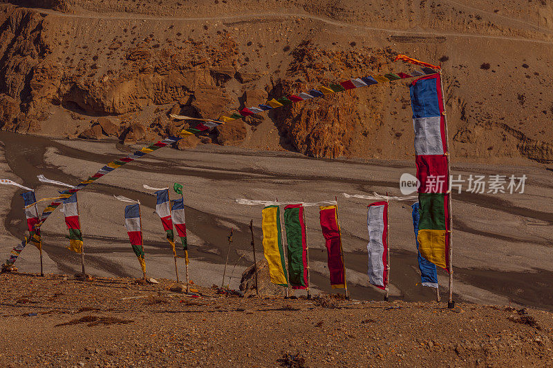 多彩的藏族经幡和安纳布尔纳山脉