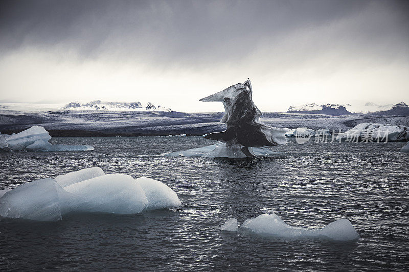 冰岛的Jokulsarlon礁湖冰山