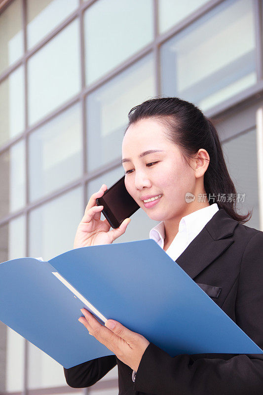 亚洲女商人在电话里