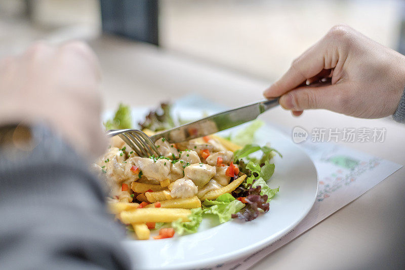 一名男子正在吃烤火鸡肉和白汁酱