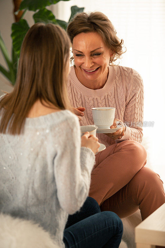 母女正在喝着茶