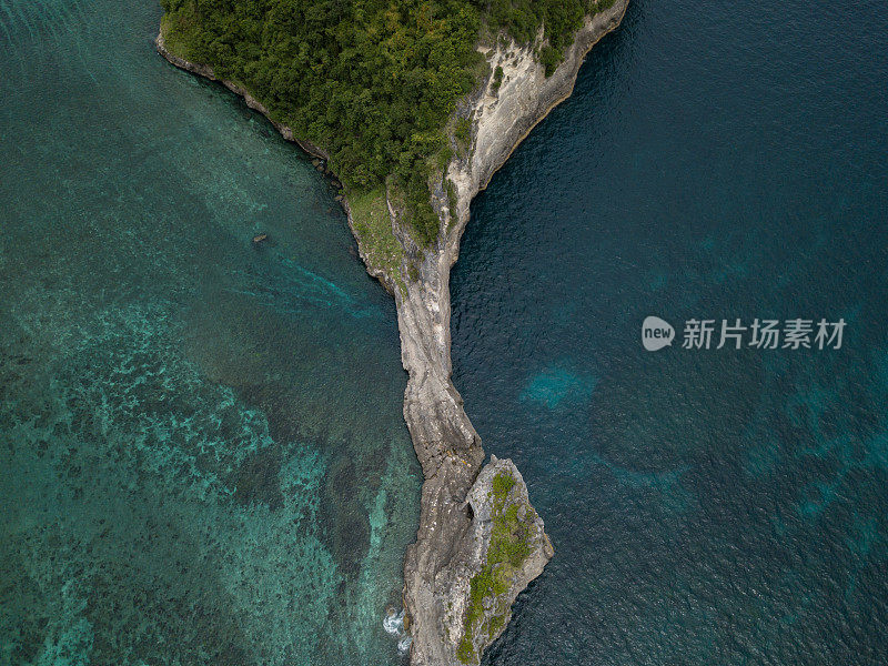 无人机鸟瞰巴厘岛努沙佩尼达美丽的石灰岩悬崖和海景