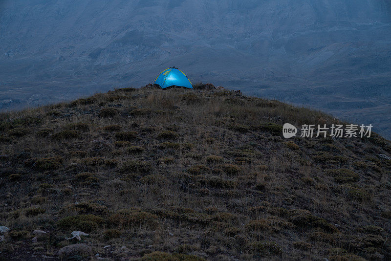 黄昏时分，山顶上的露营帐篷