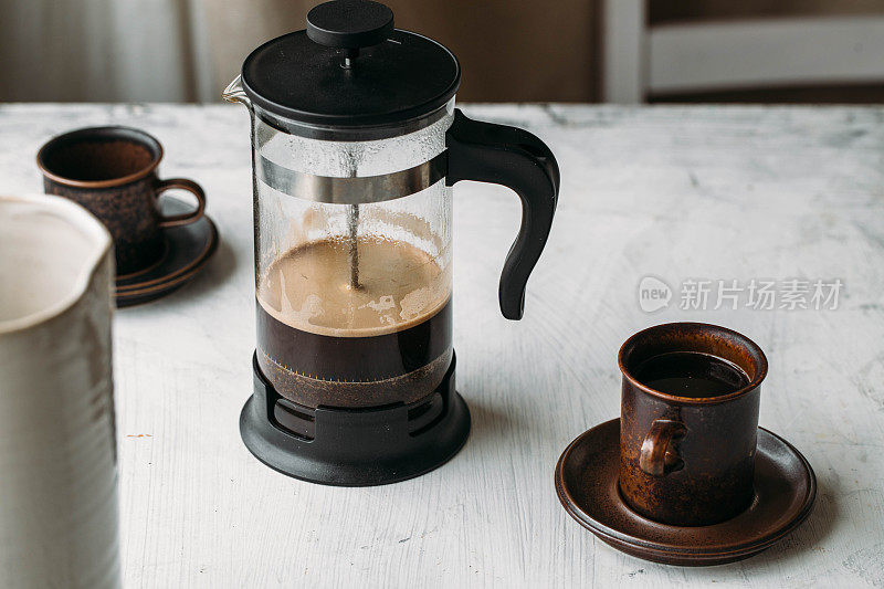 法式咖啡机。早上的概念