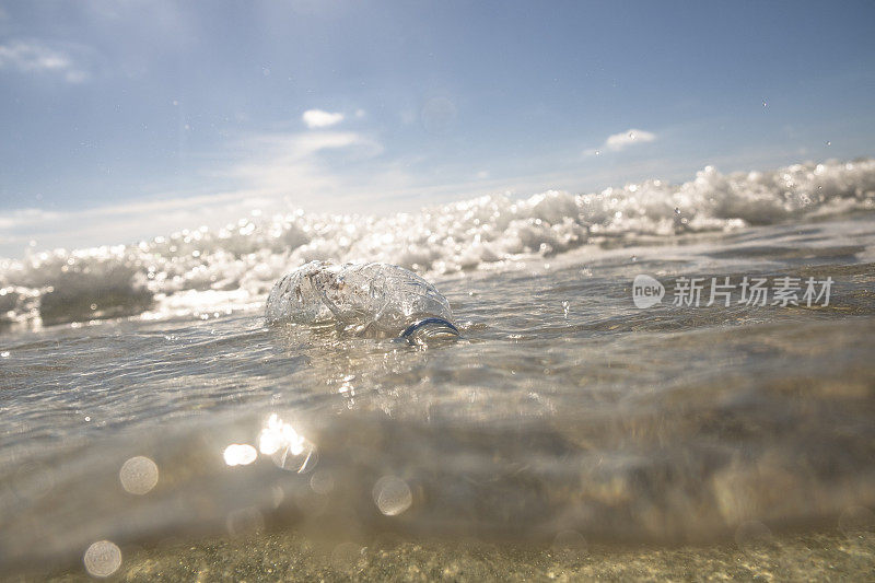 漂浮在海面上的废弃塑料瓶。