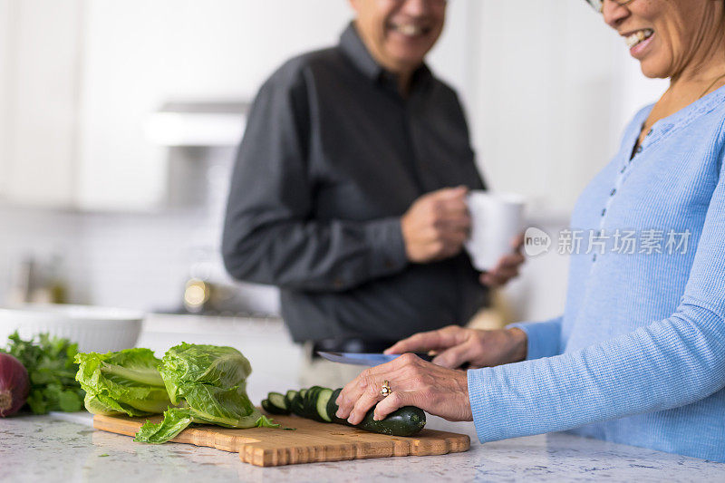 一对老年夫妇一起做午餐