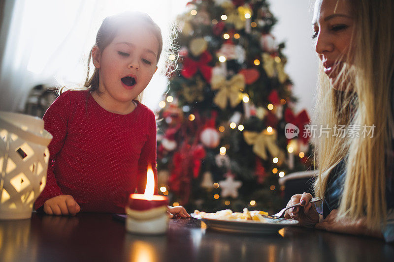 小女孩在圣诞节玩得很开心