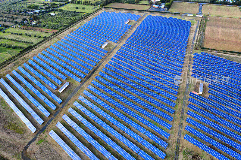 鸟瞰图的太阳能电池板基地在该国。