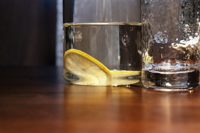 桌上有一杯柠檬水