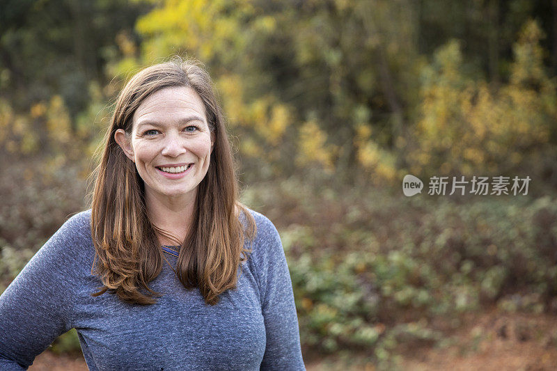 一个年轻女人在她的房车露营的肖像