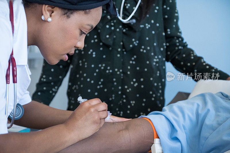 非洲女学生医生给病人注射