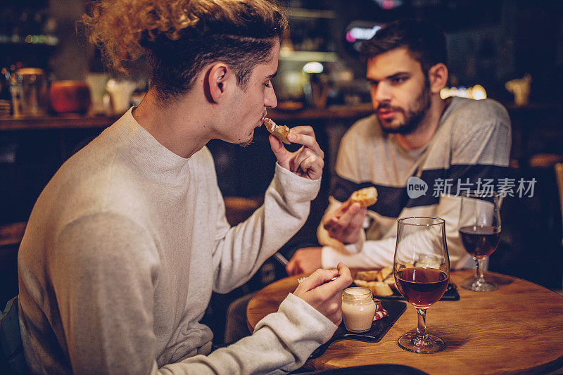 在餐厅吃饭的男人