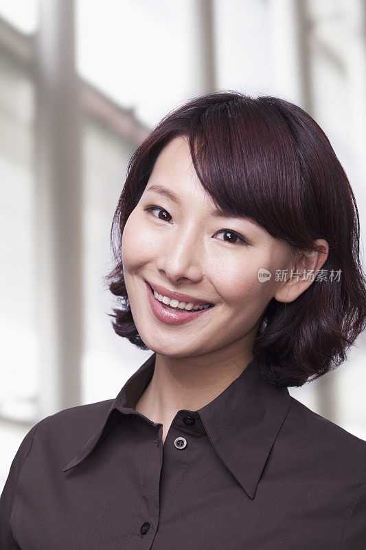 微笑的中国女商人肖像