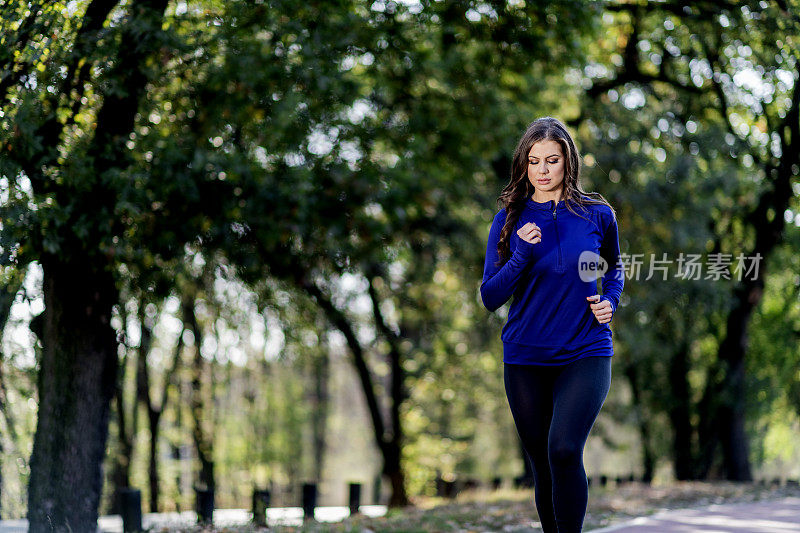 美丽的运动女人跑步