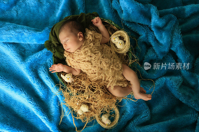 新生女婴在篮子里