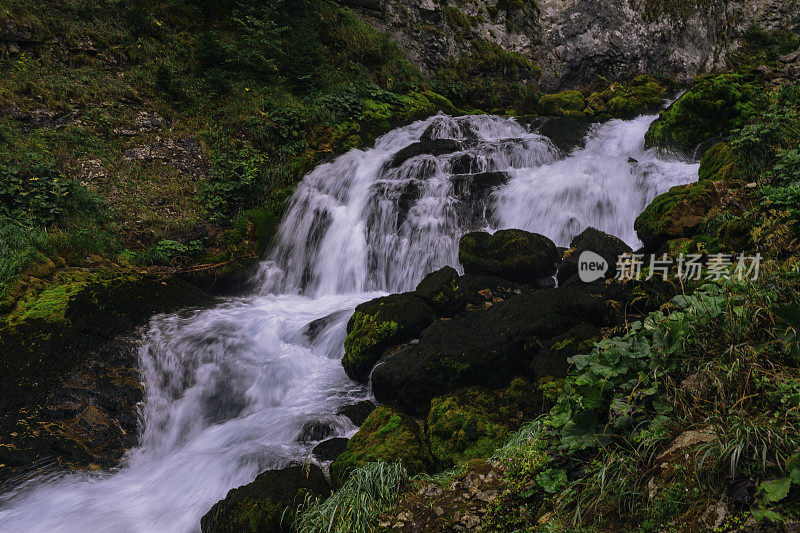 黑山的小森林瀑布，Durmitor