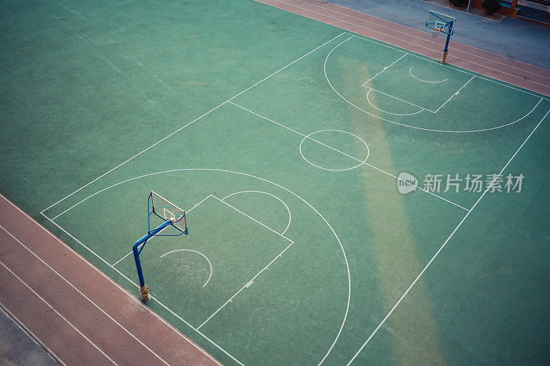 空篮球场的高角度视图