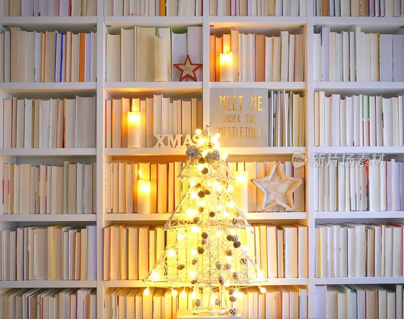 照明抽象圣诞树在图书馆