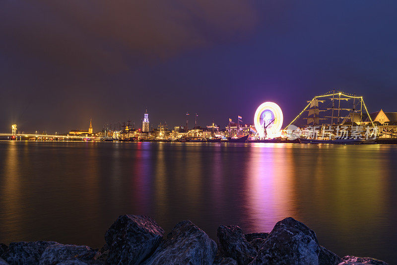 坎彭的夜景在IJssel河期间帆船坎彭