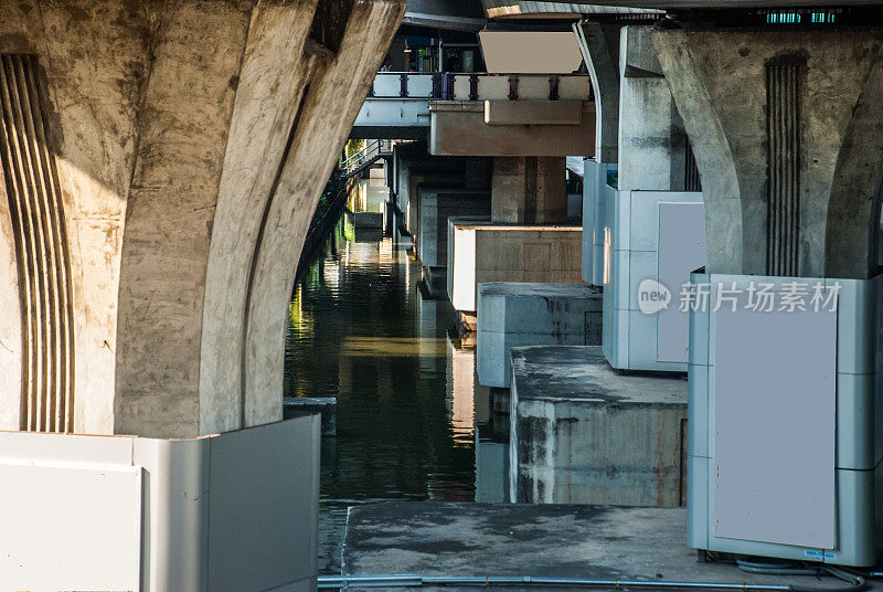 BTS车站下面的运河