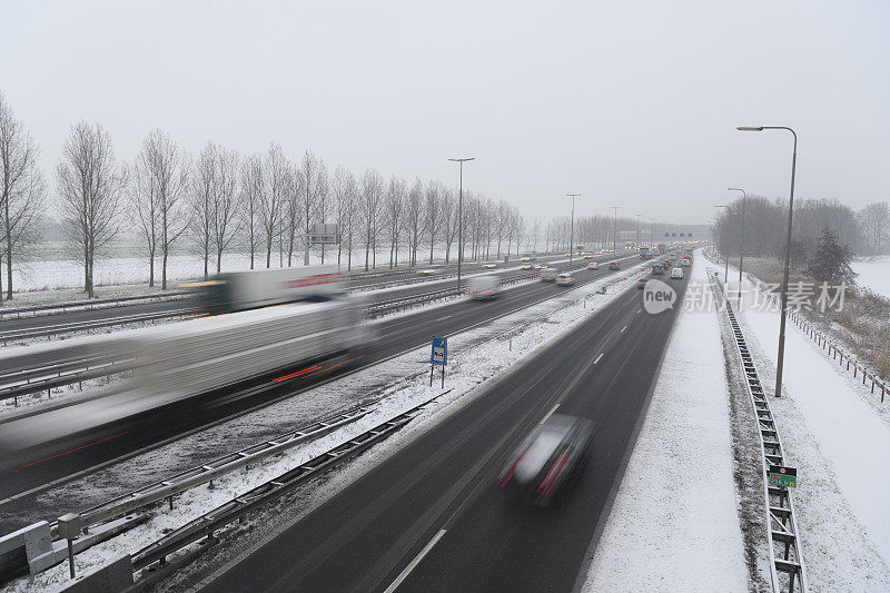 冬季暴风雪期间高速公路上的交通