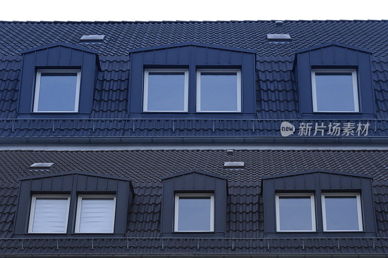 两排窗户在双坡瓦屋顶上。两个建筑片段的组合图像。以传统欧洲住宅建筑为主题的拼贴照片。