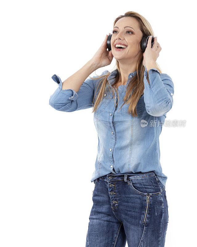 放松女人随着音乐跳舞，戴上耳机
